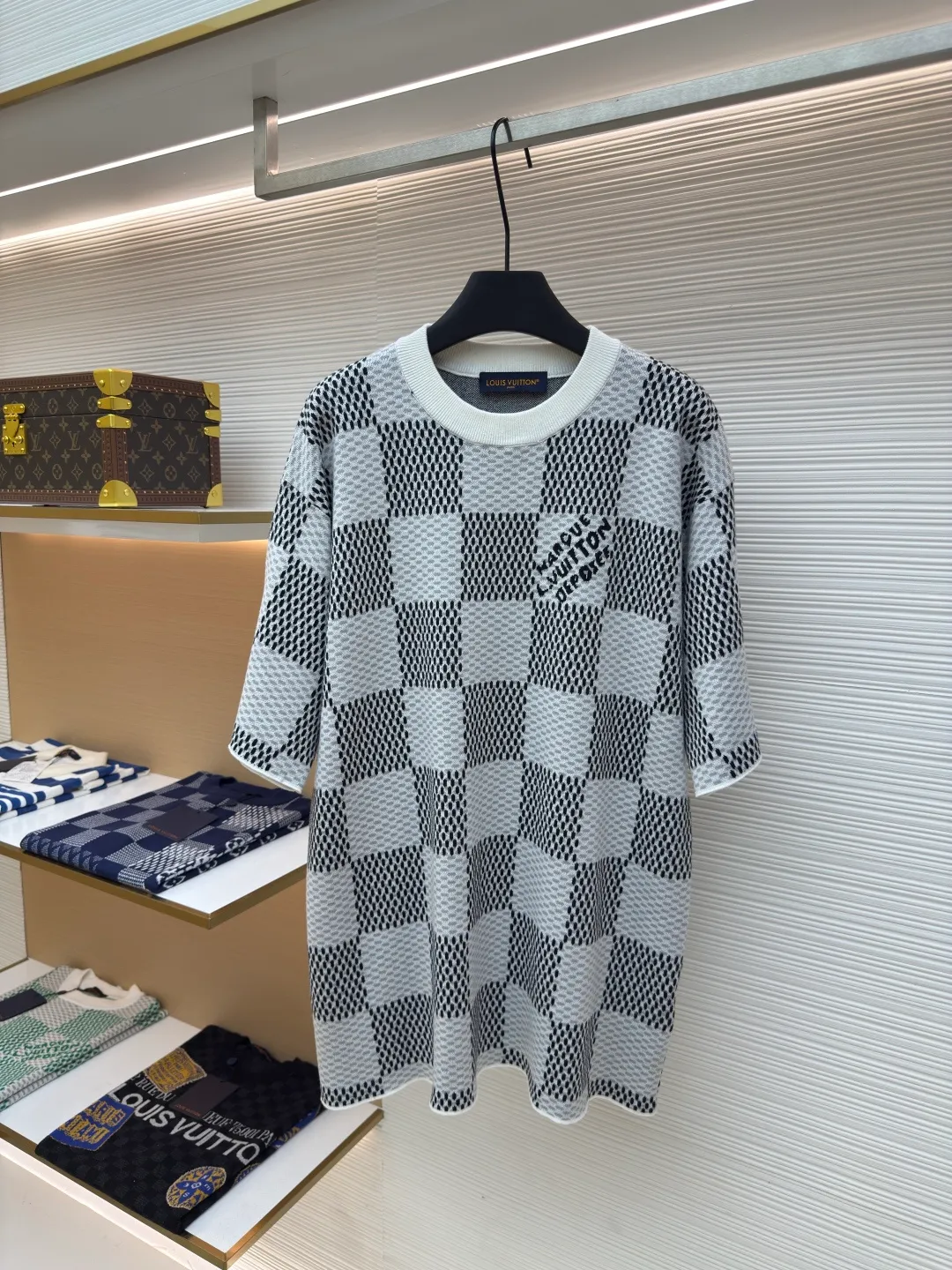 LOUIS VUITTON checkerboard woolen short sleeves ●Authentic product: Purchased and developed by 9850 ●Item number: 1680124-A35 ●Fabric: combed cotton yarn ●Technology: Woolen ●Version: Fitted version ●Size: XS-S-M-L ●Description: 100% fully combed cotton yarn is used, and the fabric pieces are woven using a Stoll 14-needle ultra-fine machine imported from Germany worth 47W. It is woven at a parallel and even speed with reference to the original single-sided partial net bottom hanging wool structure. Each piece takes 270 minutes to weave. During weaving, 16 sand spits are used to alternately knit back and forth. The number of knitting rows on a single piece of front clothing is as high as 6352. The newly woven garment has a lot of knots. It requires pure manual thread picking and knot head inspection. Only after random inspection can seam picking and washing be carried out. The overall wiring is straight and delicate. The fabric is comfortable and soft, and the color is consistent with no color difference. It can be matched with the same style to create a fashionable look, and can be used in various occasions. Customized accessories, complete with three standards, the same style for men and women!